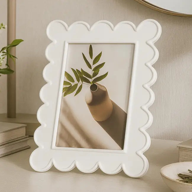 Resin with Decorative Scalloped Edge Picture Frame